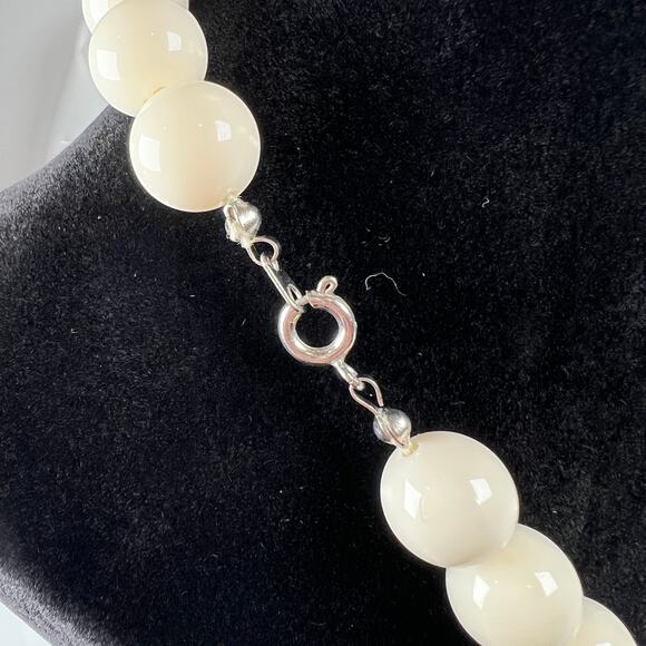 Cream Silvertone Oval and Round Bead Retro Statement Necklace - Picture 6 of 7
